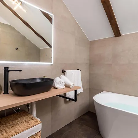 4 Bedroom Cozy In Fužinski Benkovac