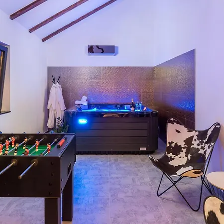 4 Bedroom Cozy In Σπίτι διακοπών Fužinski Benkovac