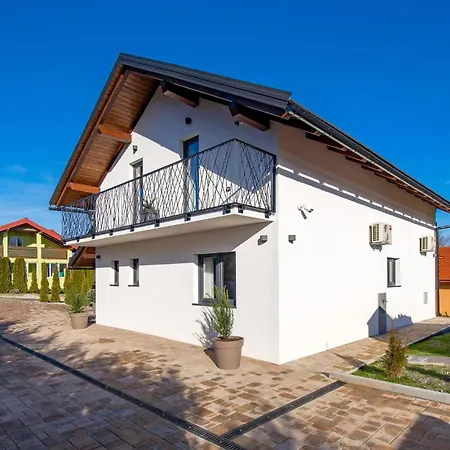 4 Bedroom Cozy In Σπίτι διακοπών Fužinski Benkovac